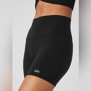 Alo yoga 5” airbrush high waist biker short in black